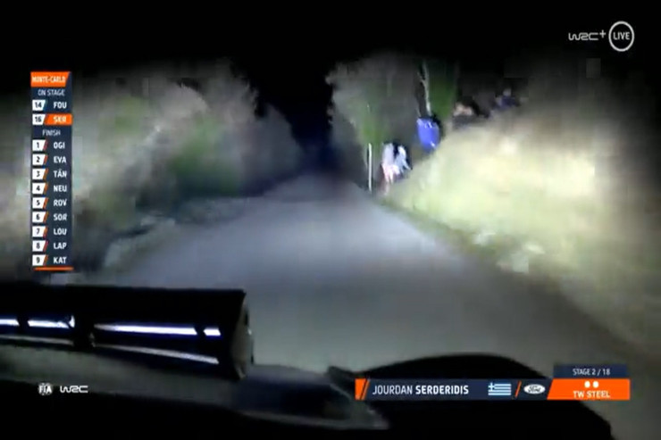 Yol kənarında məhəbbət macərası yaşayan cütlük kameraya düşdü-FOTO -VİDEO 