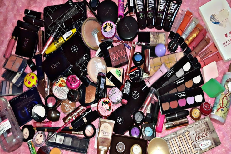 Makiyaj çantasında nələr olmalıdır?