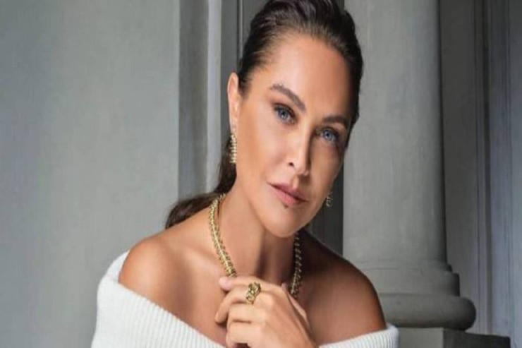 Hülya Avşarın maketini təpikləyib parçaladı - VİDEO 