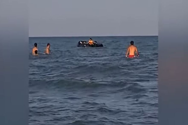 Çimərlikdə ölümlə üzləşən 3 nəfər  xilas olundu - VİDEO 