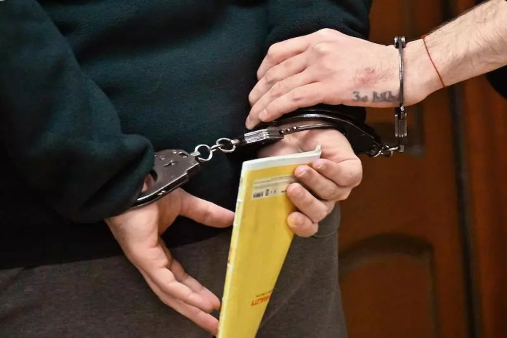 23 il əvvəl gənc qızı öldürən məmur saxlanıldı 