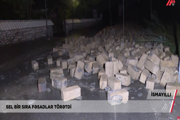 Sel yolları dağıtdı, sakinlər selin gətirdiyi daşları əl arabaları ilə yığdı - VİDEO 