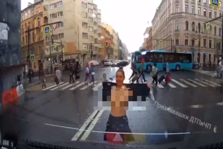 Qadın ona yol verməyən sürücüyə sinəsini göstərdi - VİDEO 