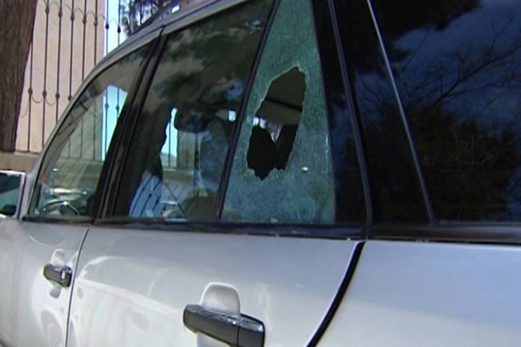 Bakıda qadın keçmiş sevgilisinin  maşınının şüşələrini sındırdı - VİDEO 