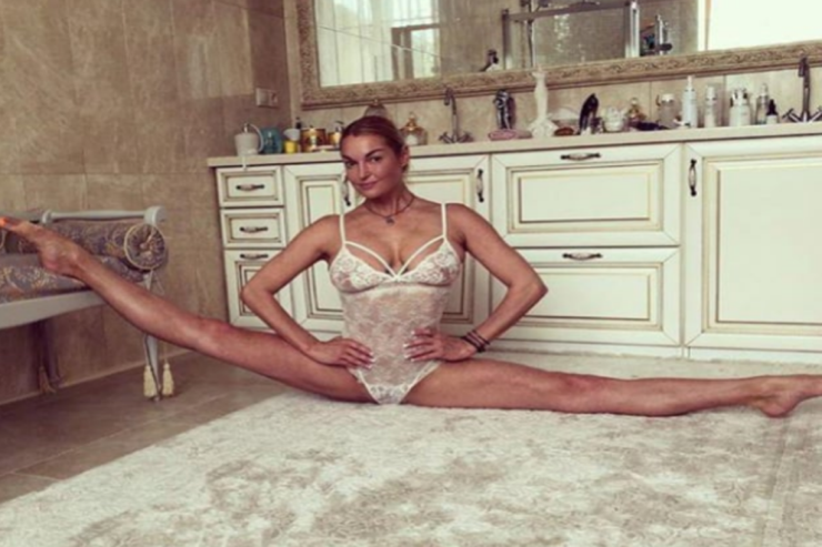 Qadınları  soyunmağa   ÇAĞIRDI