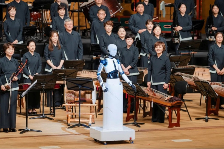 Robot dirijorluq   etdi