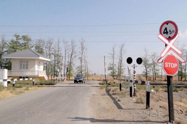 Dəmiryol keçidində  qəza törədən sürücü öldü