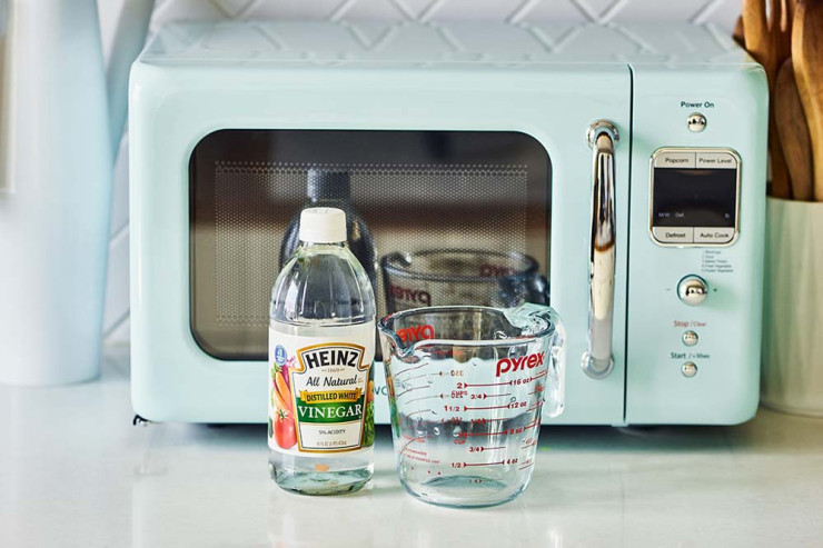 Mikrodalğalı sobanı sirkə ilə belə təmizləmək olar 