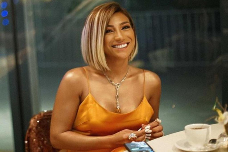 Röyanı makiyajsız görən kişi ona  “eybəcər”   dedi