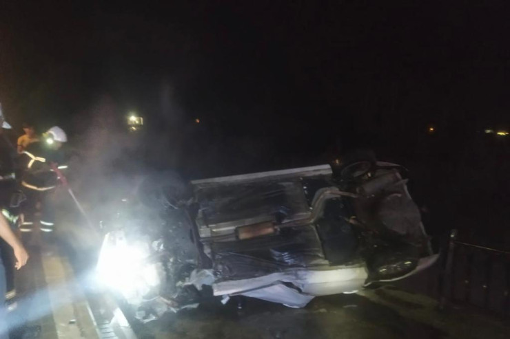 Naxçıvanda maşın aşıb yandı, xəsarət alanlar var - VİDEO 