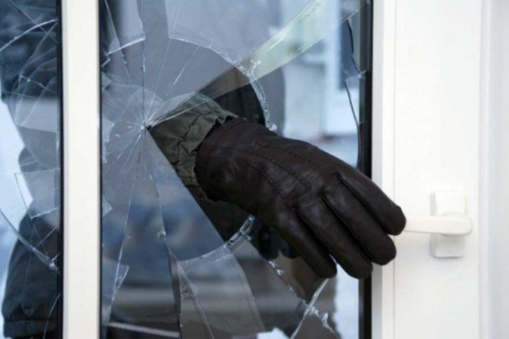 İki qardaş mağazalardan  oğurluq etdi 