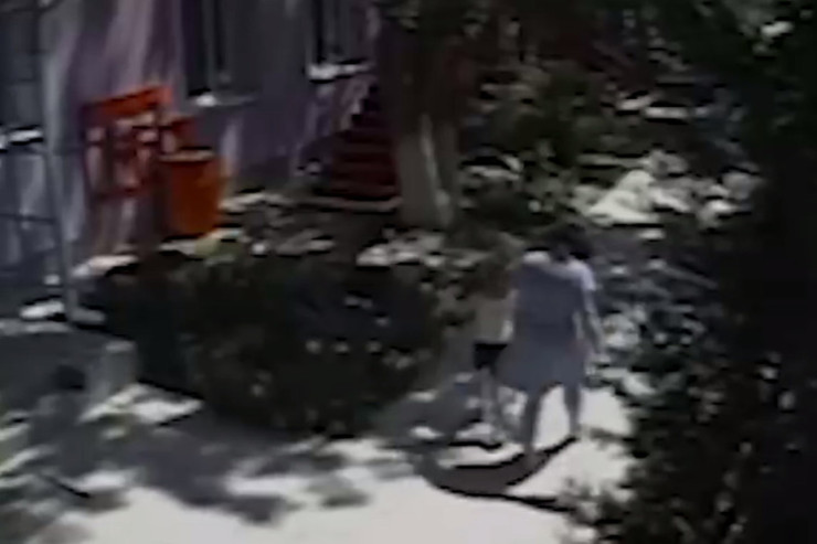 "Qaranquş" uşaq baxçasında DƏHŞƏT:  körpəni saçından tutub sürüdü - VİDEO 