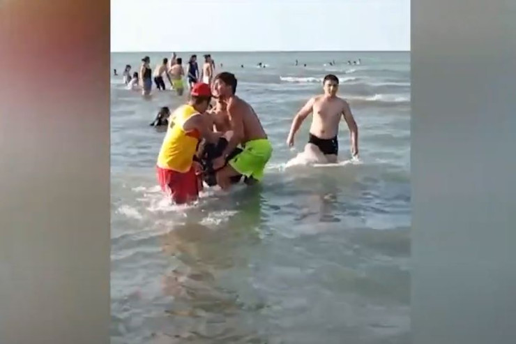 Çimərlikdə ölümlə üzləşən qadın xilas olundu - VİDEO 