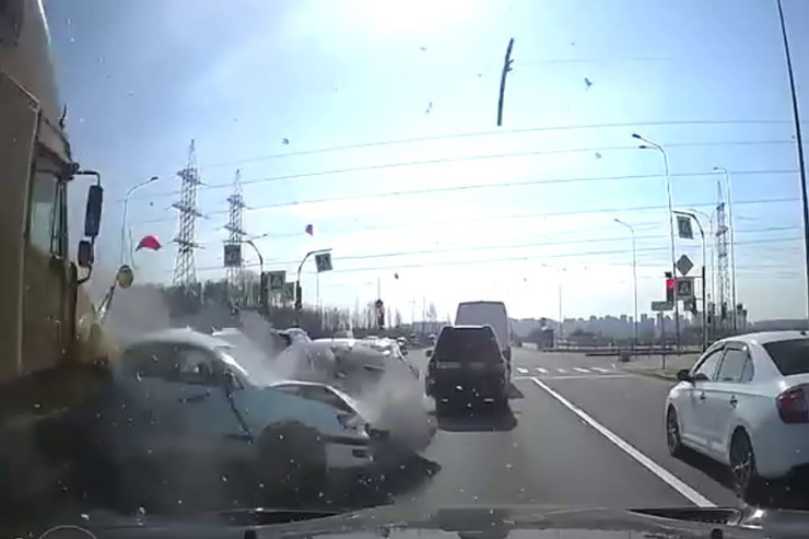 Yük maşını 14 avtomobili əzdi -  VİDEO  