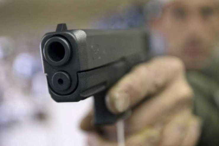 Taksi sürücüləri müştəriyə görə silah çıxartdı,  üç nəfər... 