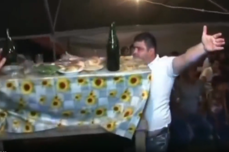 Azərbaycan toyu dünyada GÜNDƏM OLDU:  stolu ağzında daşıdı, araq süzdü... - VİDEO 