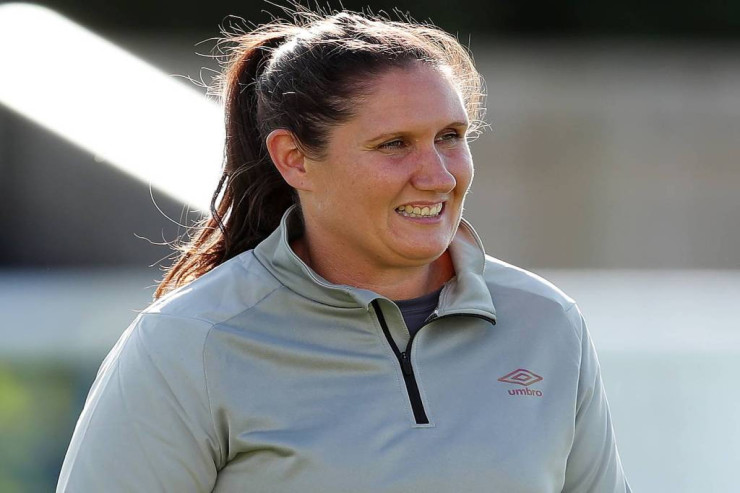 İlk qadın baş məşqçi  iki həftə   işlədi