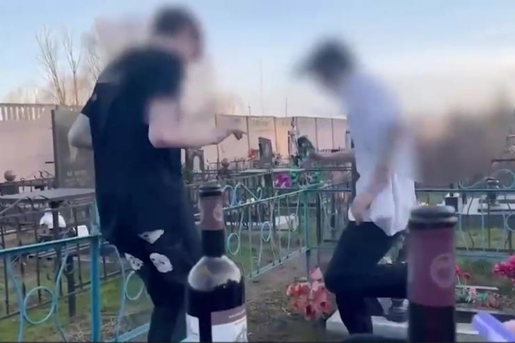 Yeniyetmələr içib  qəbiristanlıqda   rəqs etdilər -VİDEO 