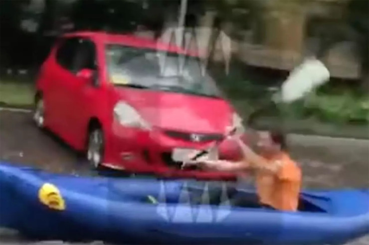  Leysan yağdı:   Küçədə qayıq sürdü - VİDEO 