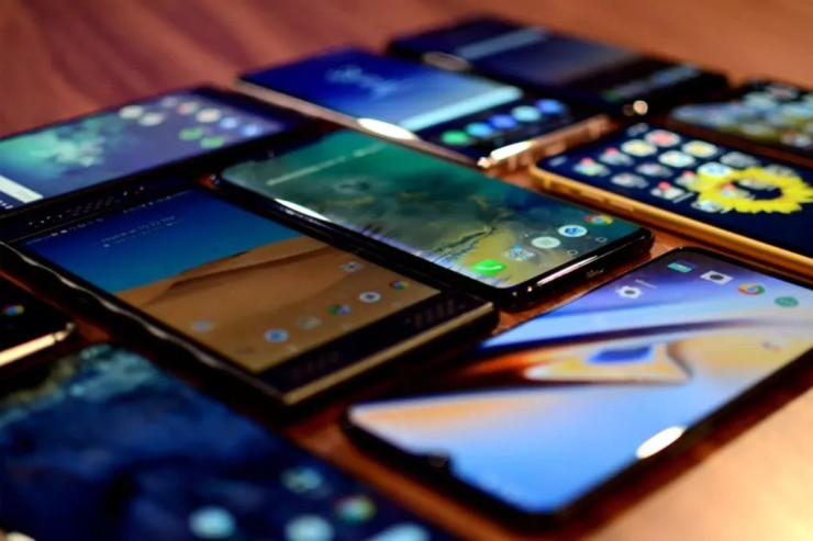 100 dollara ala biləcəyiniz  3 ən yaxşı telefon 