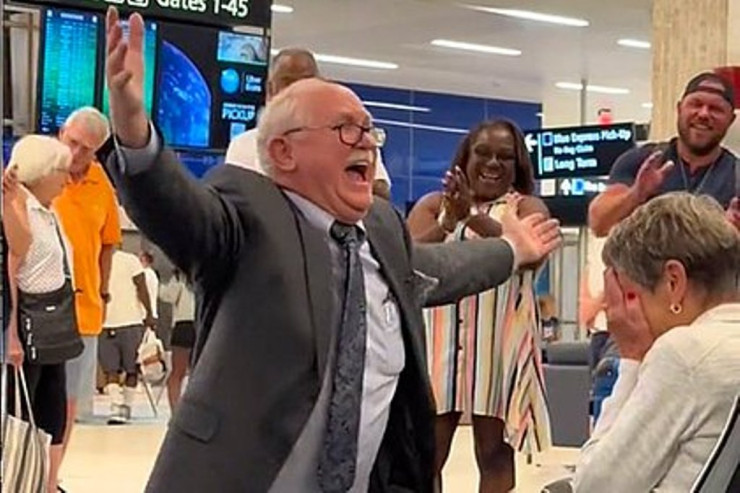 Kişi  60 ildən sonra   məktəb sevgisinə qovuşdu – Evlilik təklifi etdi