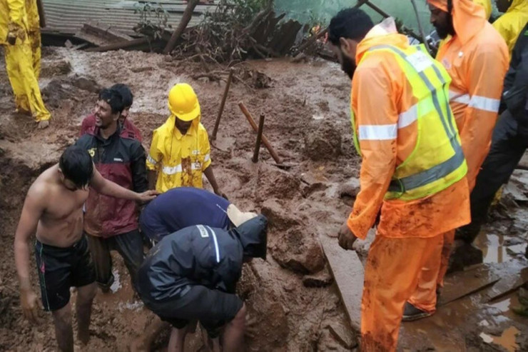 Torpaq sürüşməsi oldu, 26 nəfər öldü