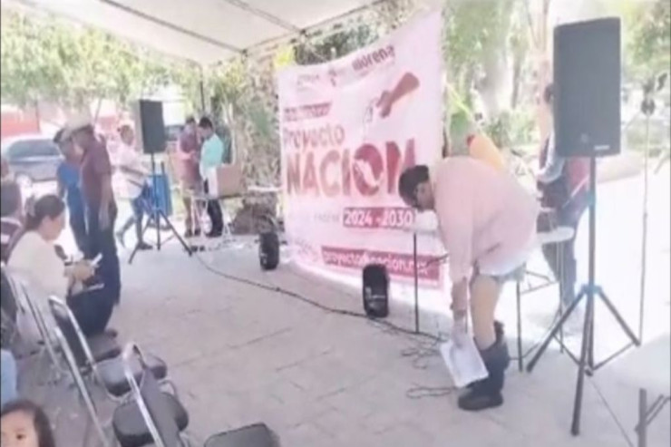 Siyasətçinin çıxış zamanı şalvarı  düşdü - VİDEO 