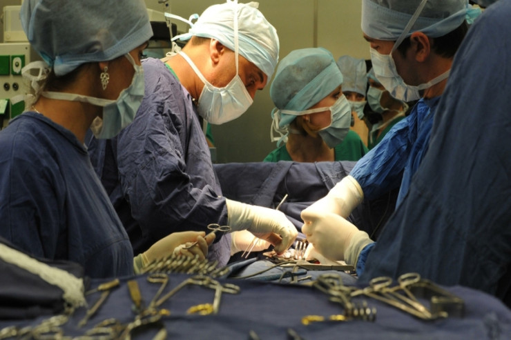 Uşağın  qopan başını   yerinə tikdilər