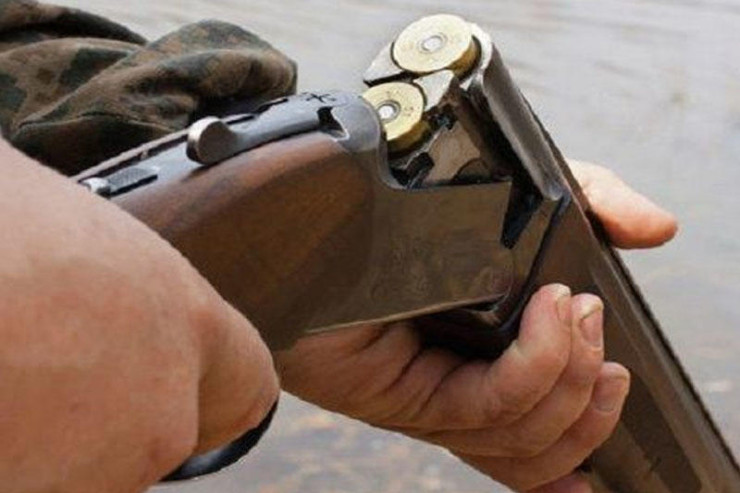 Səs-küyə görə qonşularını və özünü  güllələdi  