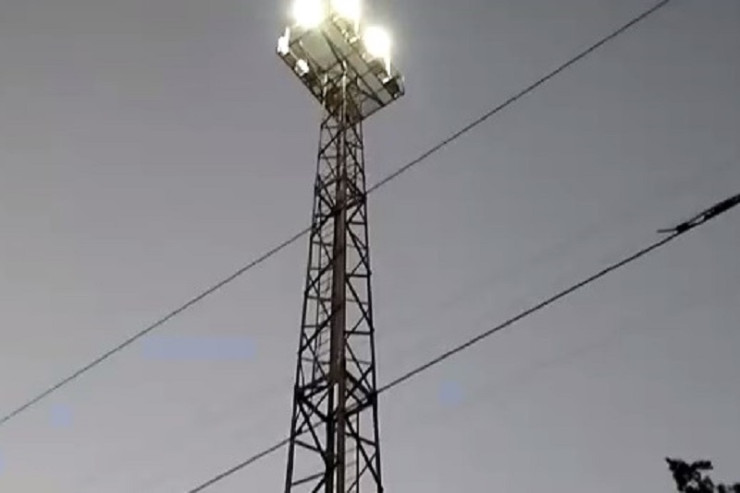 Kürdəmirdə kişi işıq dirəyindən özünü atmaq istədi - ANBAAN VİDEO 