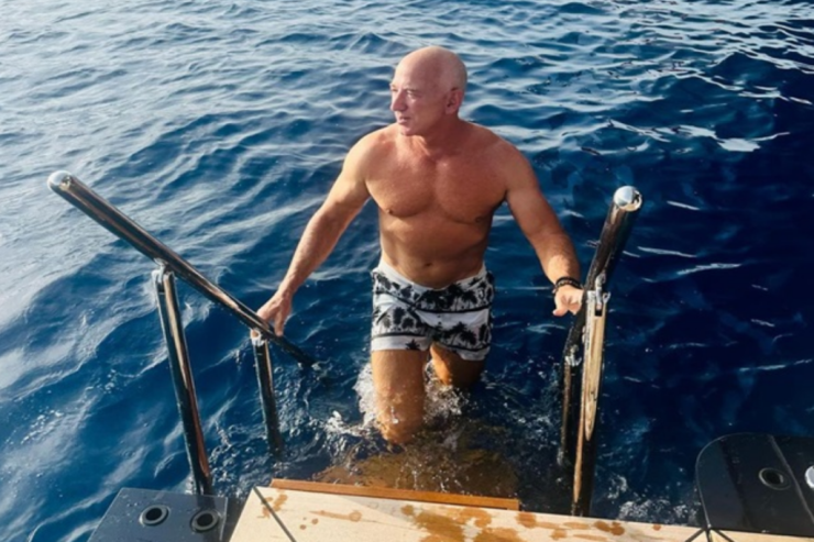 Nişanlısı milyarderin  okeandan şəklini   yaydı