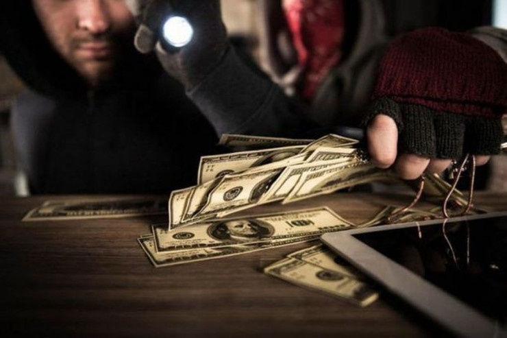 Oğurlamağa heç nə tapmadılar,  ev sahibinə   pul qoydular