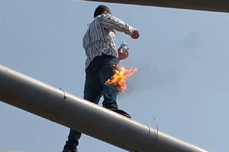 Xırdalanda körpüyə çıxan kişi özünü yandırıbmış - VİDEO 