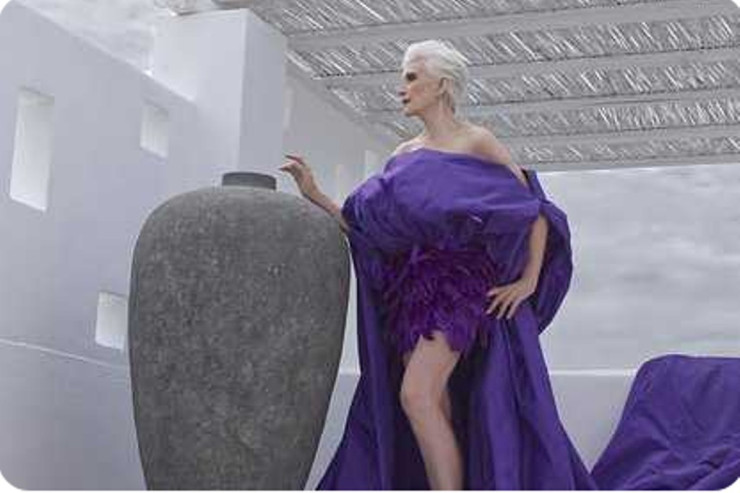 İlon Maskın  75 yaşlı anası   mini paltarda poz verdi