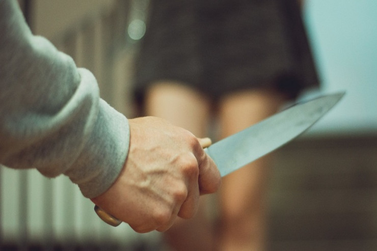 Arvadını küçənin ortasında bıçaqladı