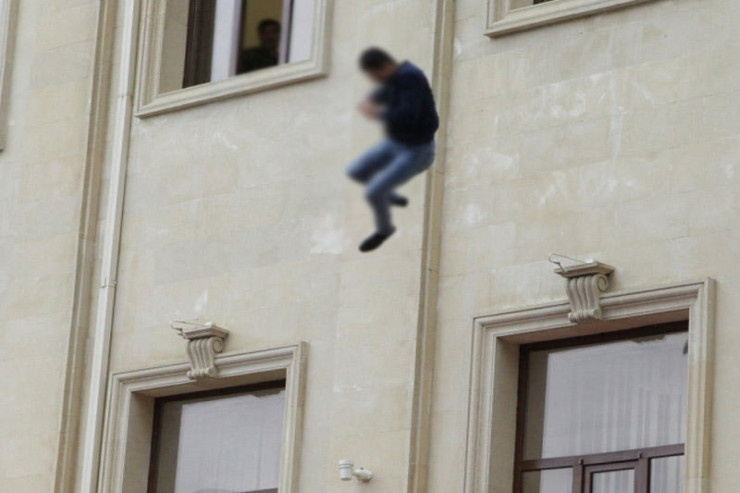 Bakıda DƏHŞƏT:  gənc oğlan özünü binadan atdı 