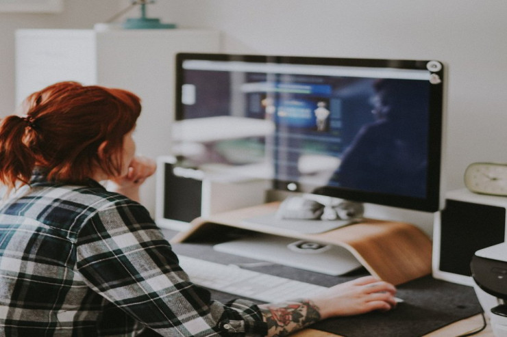 80 yaşlı teleaparıcıdan  pornoya baxmaq üçün   qeyri-adi TƏKLİF