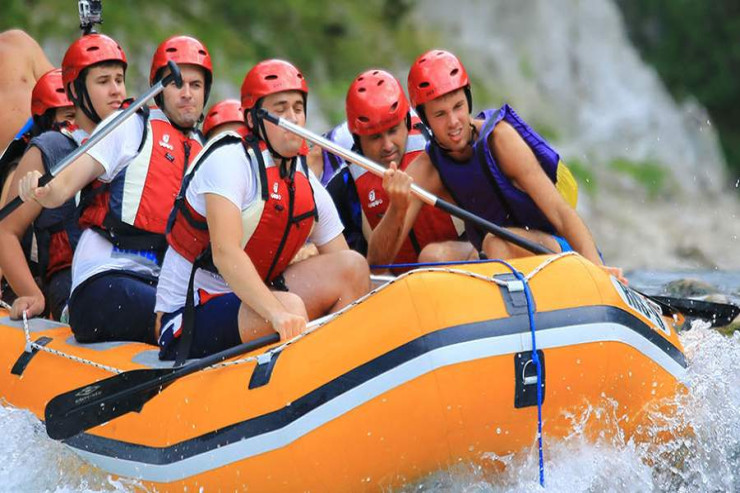 11 nəfərin olduğu qayıq çevirldi, ölən var 