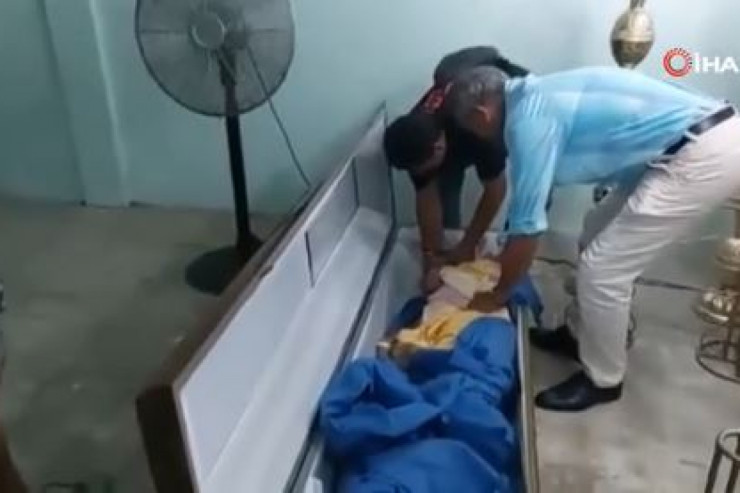 Tabuta qoyulan meyit nəfəs almağa başladı - ŞOK VİDEO 