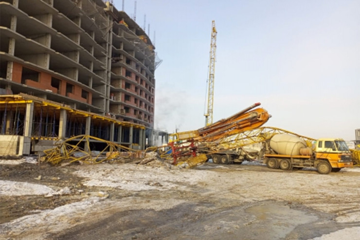 Kran maşınların üzərinə aşdı, ölən var