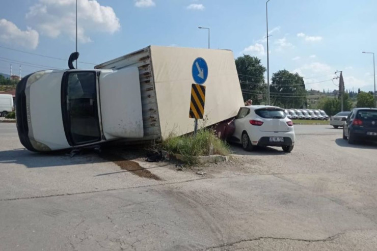 Yük avtomobili minik avtomobilinin üstünə aşdı-FOTO 