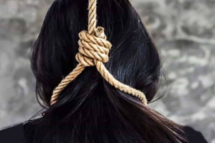 55 yaşlı qadın evində özünü asdı