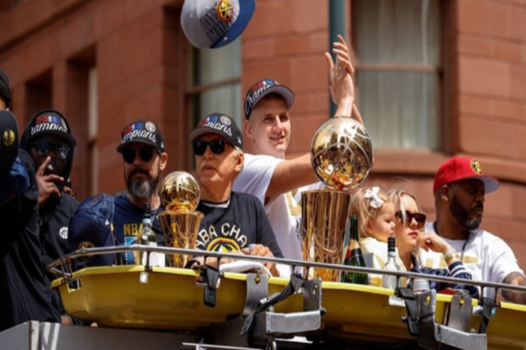 Azarkeş basketbolçunun arxadının üzünə  pivə qabı   vurdu