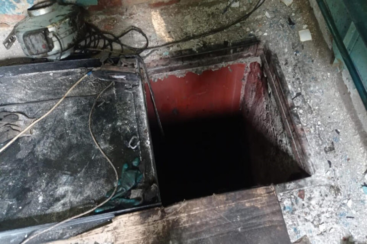 Fəhlələr 7 metrlik çənə düşdülər, ölən var 