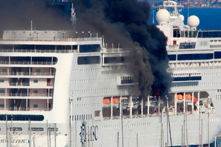 Dənizdə yanan gəmidə xilasetmə əməliyyatı aparıldıYENİLƏNİB 