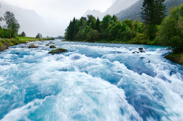 Sakinlər seldə qalan maşının sürücüsünü belə xilas etdilər-VİDEO 