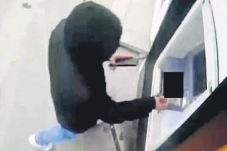 Məşhur fenomen sevgilisini körpəni abort etdirməsi üçün hədələdi