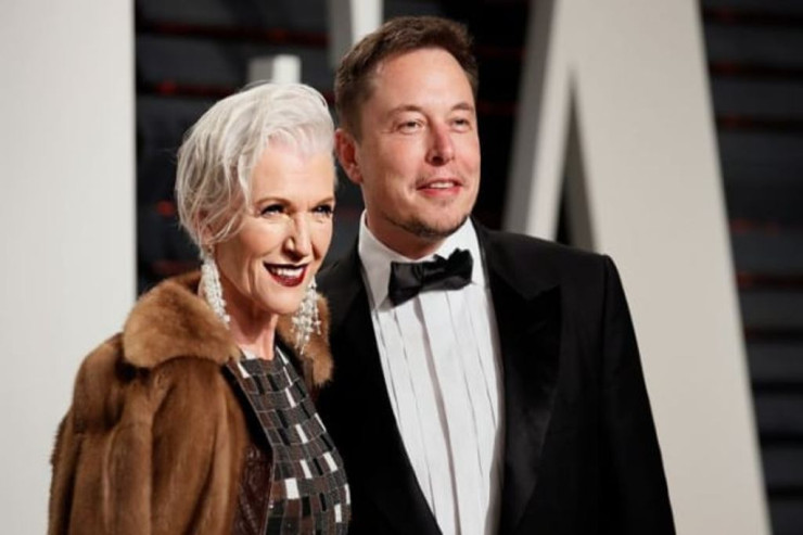 İlon Maskın anası  bu smartfonun   reklam üzü oldu