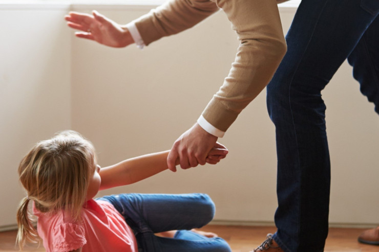 Uşaqla  sərt davranış   nəyə səbəb olur?