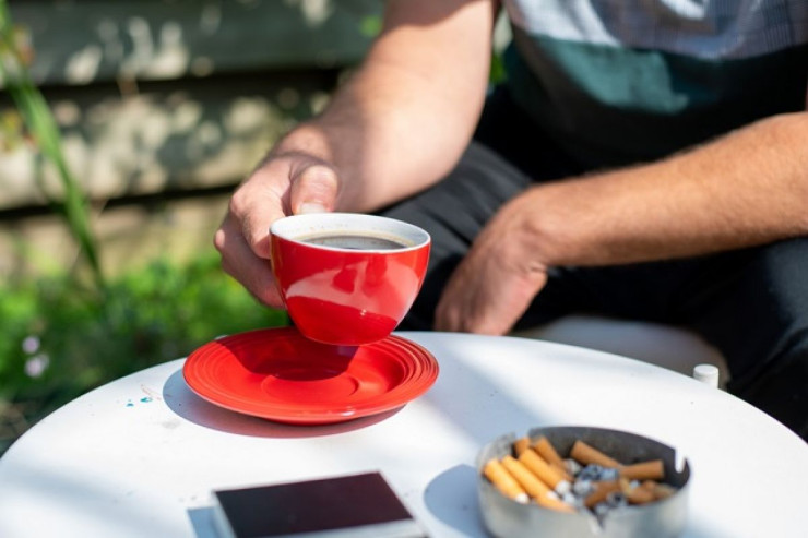 Kofe və siqareti birlikdə qəbul edənlərin DİQQƏTİNƏ! 